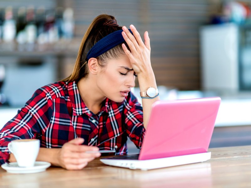 Frau genervt vor dem laptop.