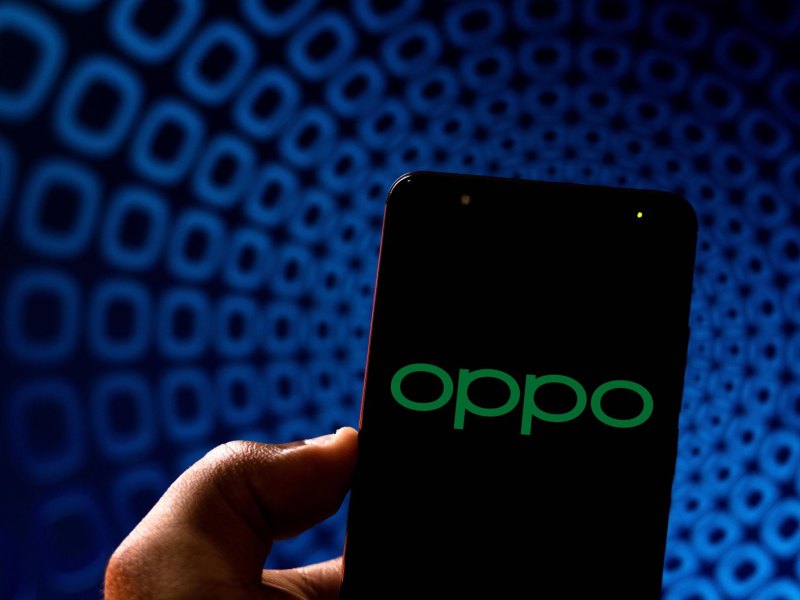 Smartphone zeigt Oppo-Logo auf dem Screen