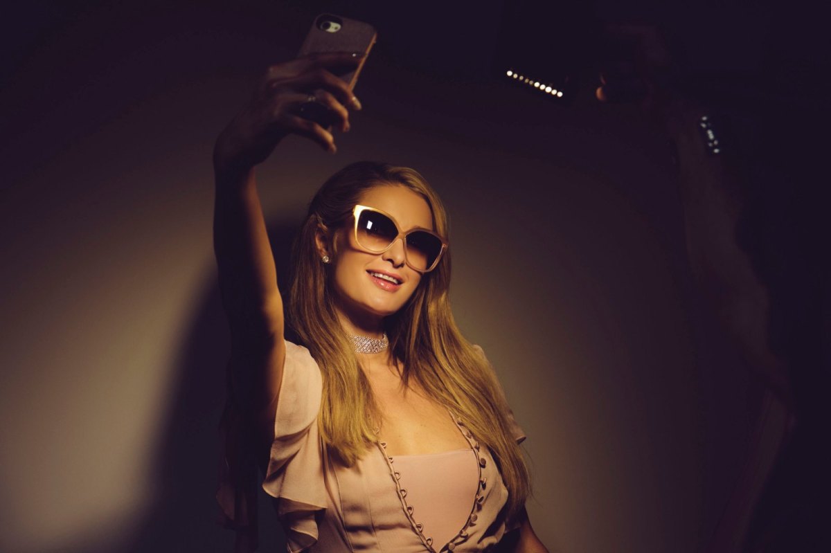 Paris Hilton macht ein Selfie