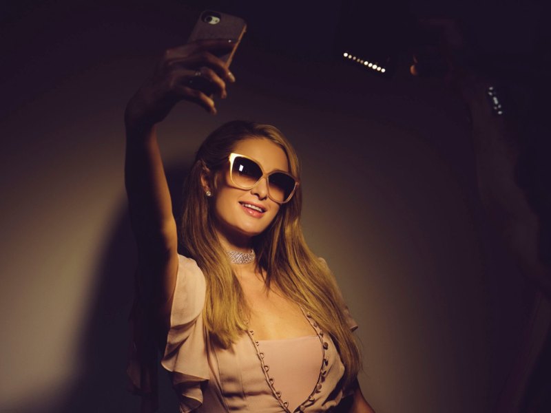 Paris Hilton macht ein Selfie