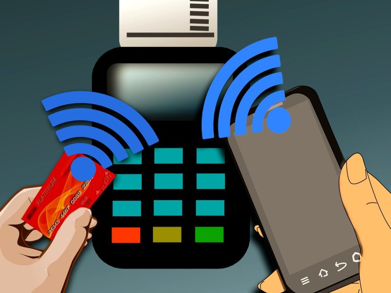 Eine Kreditkarte und ein Mobiltelefon mit NFC.