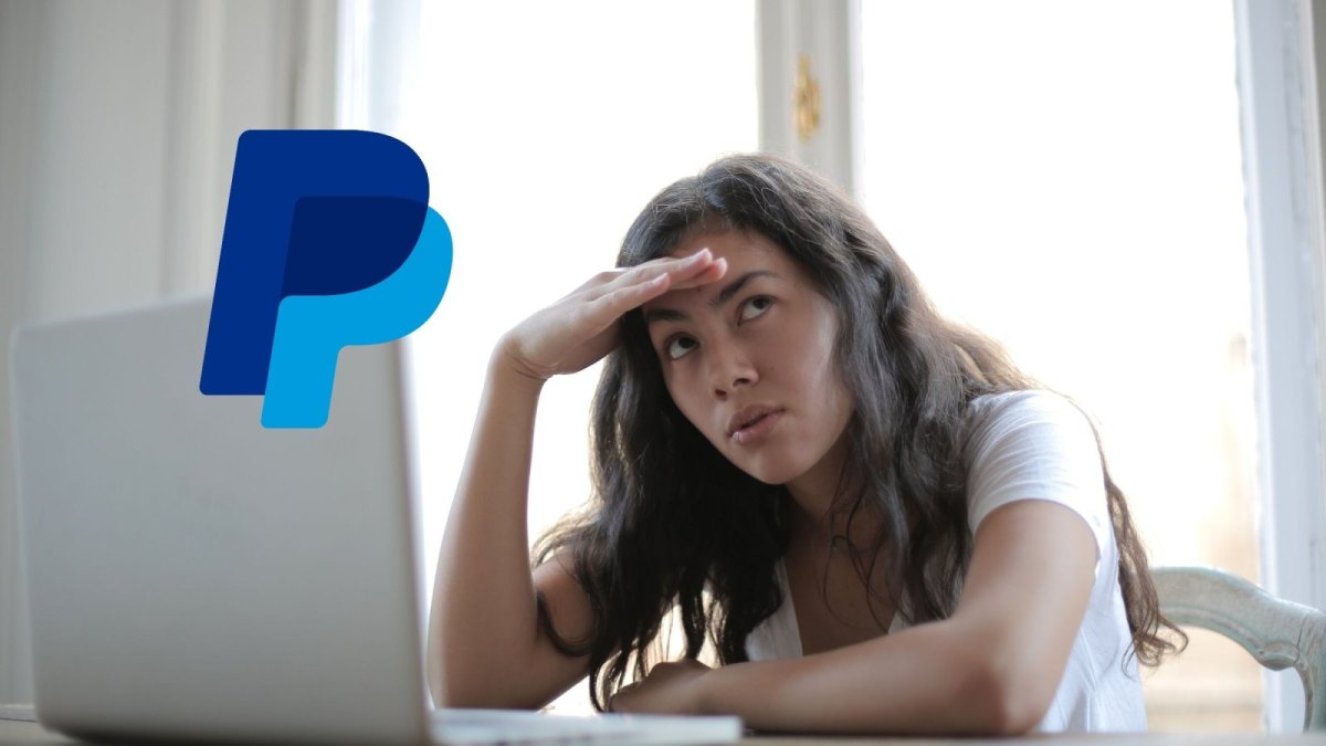 Frau am Laptop und das Paypal-Logo