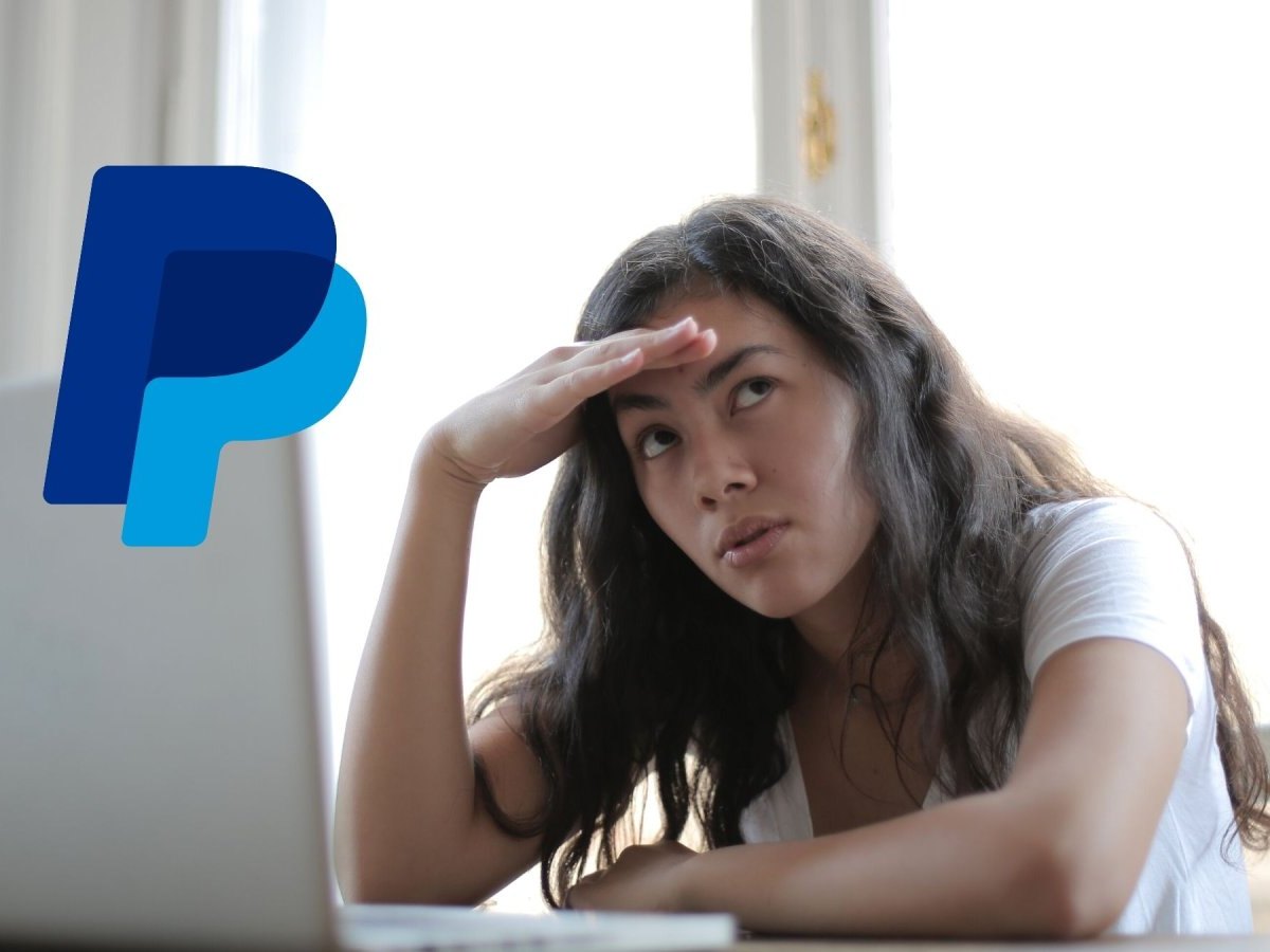 Frau am Laptop und das Paypal-Logo
