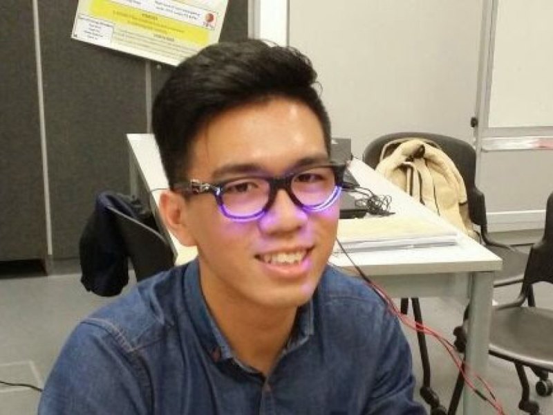 Ein Student trägt den Brillenaufsatz Peri zu Demonstrationszwecken