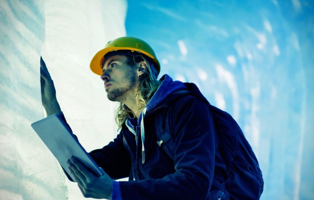 Mann vor einer Eiswand