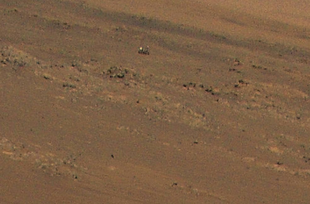 Ingenuity hat den Perseverance Rover auf einem Bild festgehalten, das bei seinem 11. Flug zum Mars am 4. August aufgenommen wurde.