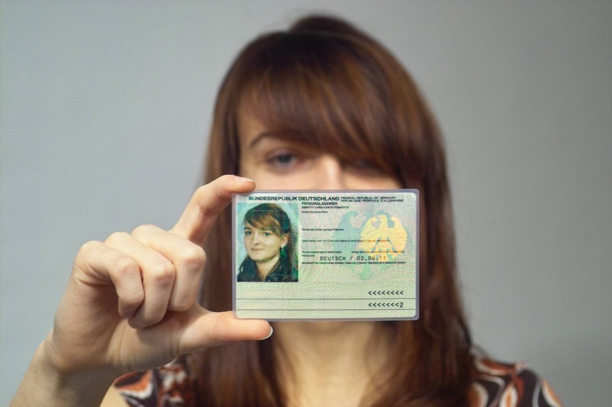 Frau mit Personalausweis