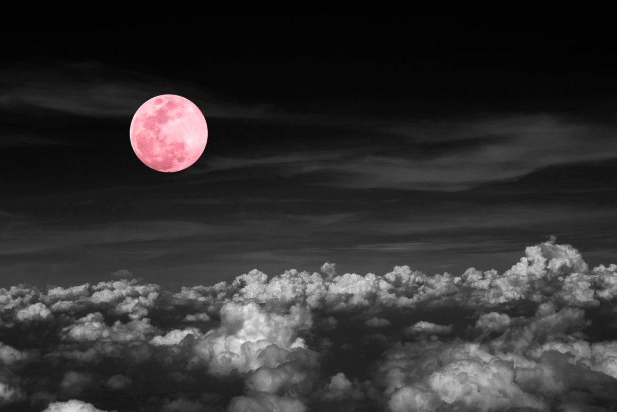 pink gefärbter Mond über den Wolken