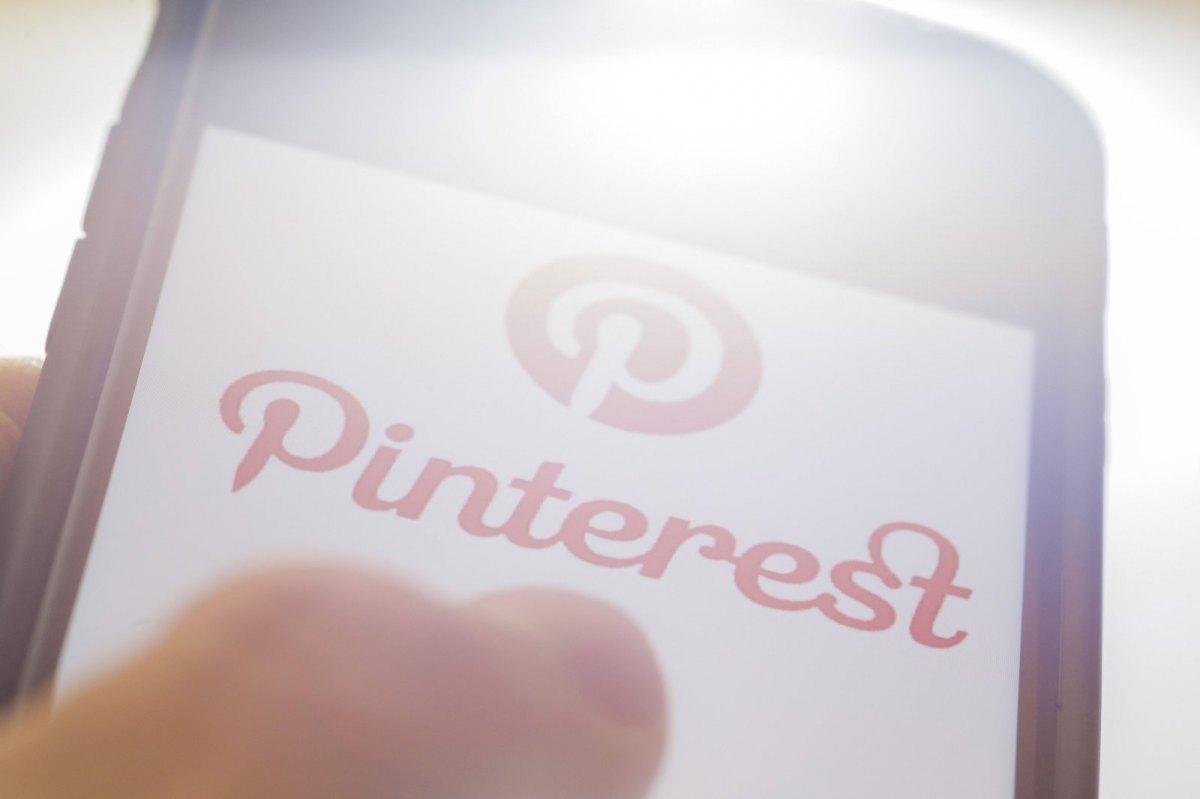 Smartphone mit Pinterest-Logo