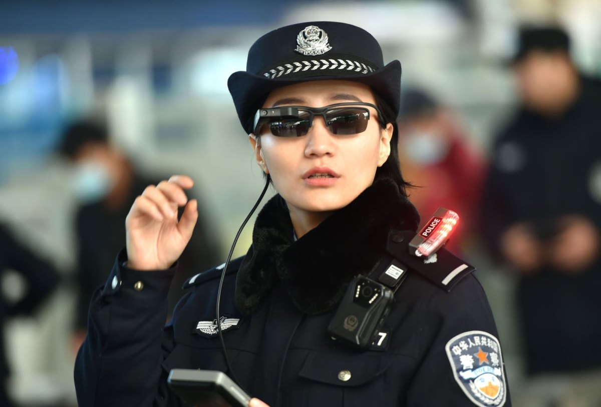 Chinesische Polizistin mit dunkler Brille