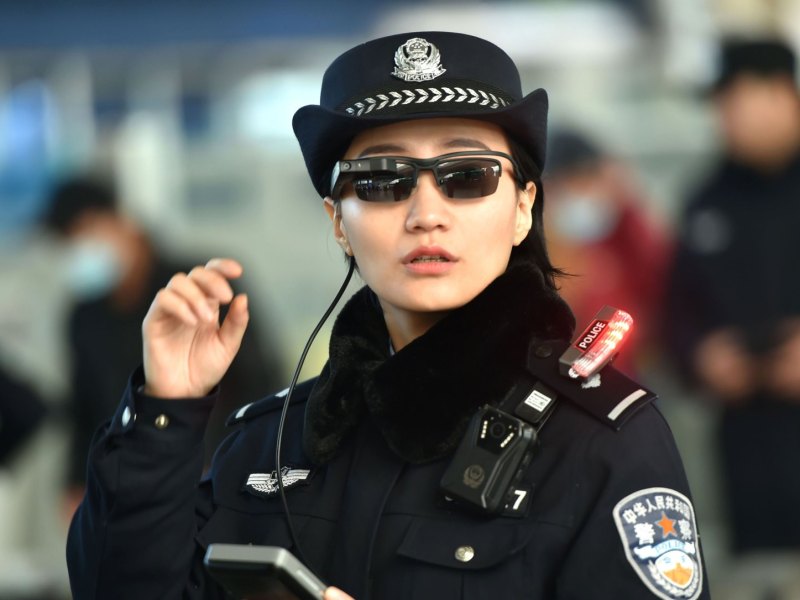 Chinesische Polizistin mit dunkler Brille