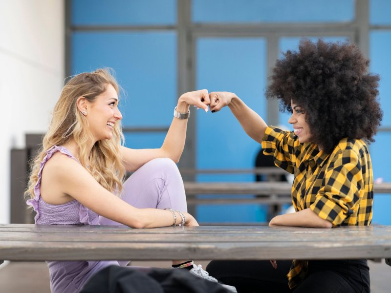2 Frauen geben sich einen Fist Bump