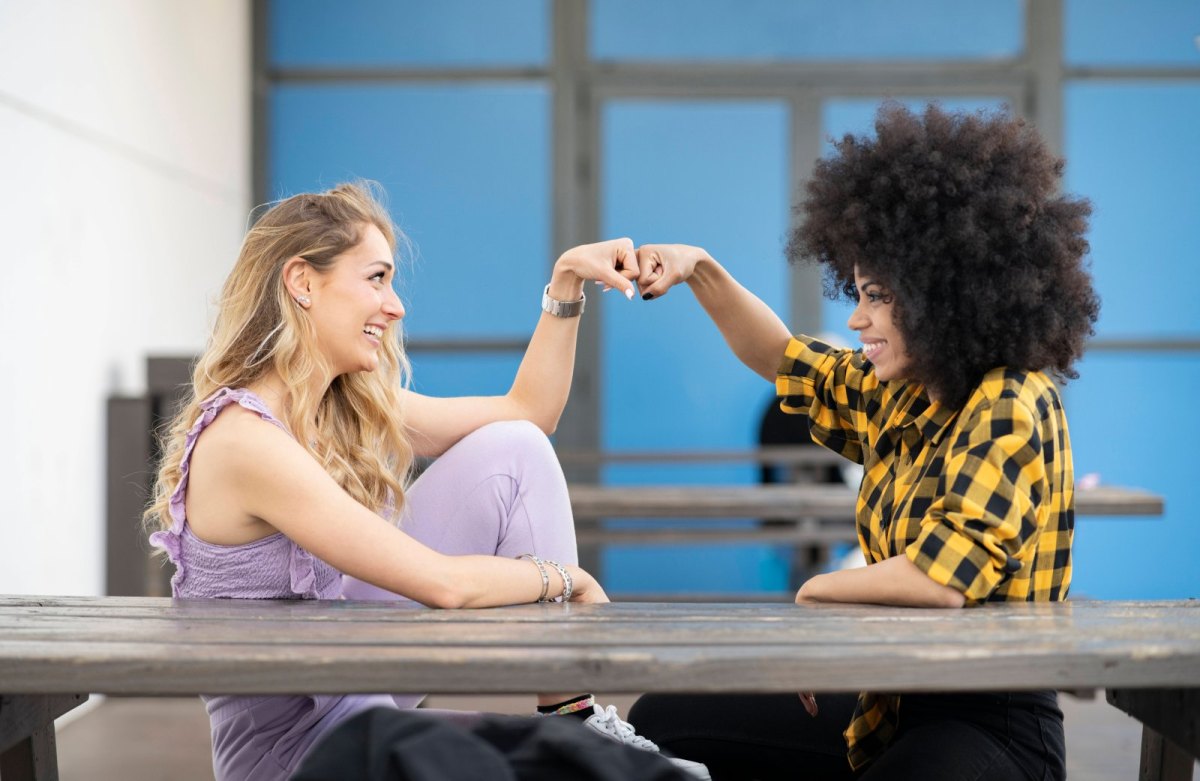 2 Frauen geben sich einen Fist Bump