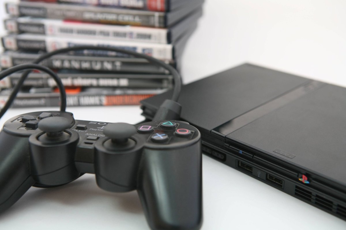 PS2-Controller mit Konsole und Spielen im Hintergrund