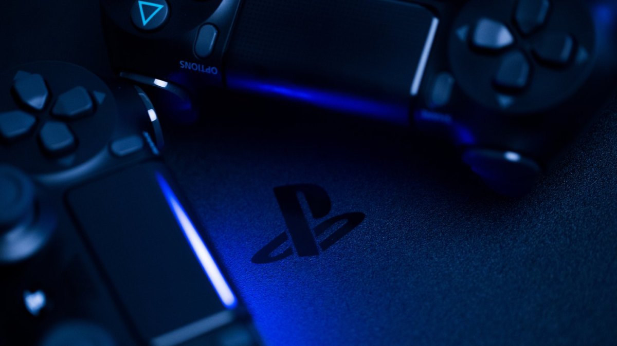 PlayStation 4 mit Controllern