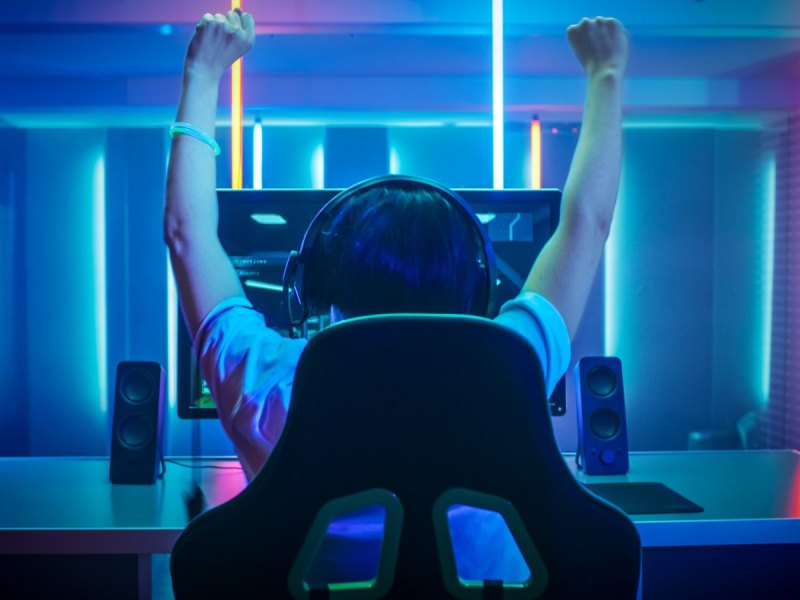 Mensch vor einem Gaming-Monitor