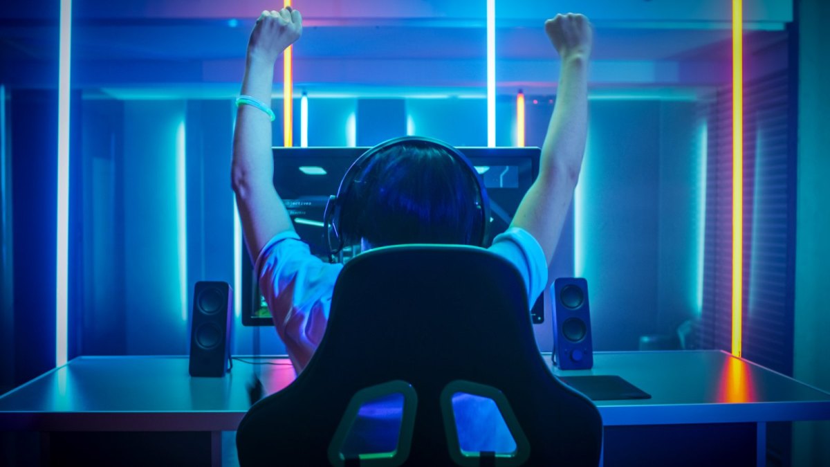 Mensch vor einem Gaming-Monitor