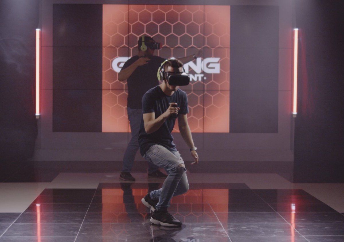 Mann mit virtual reality brille