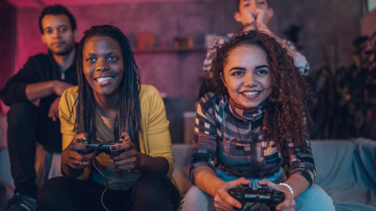 Zwei Frauen mit PS4-Controllern