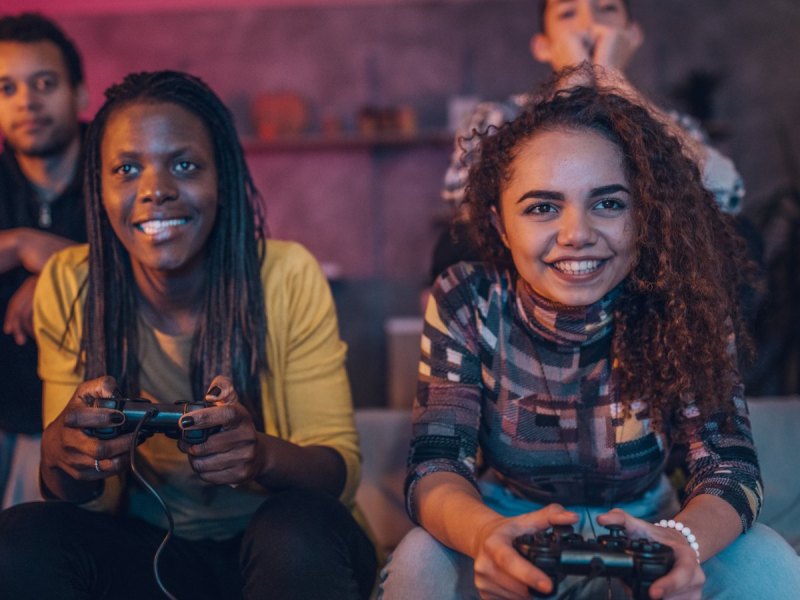 Zwei Frauen mit PS4-Controllern
