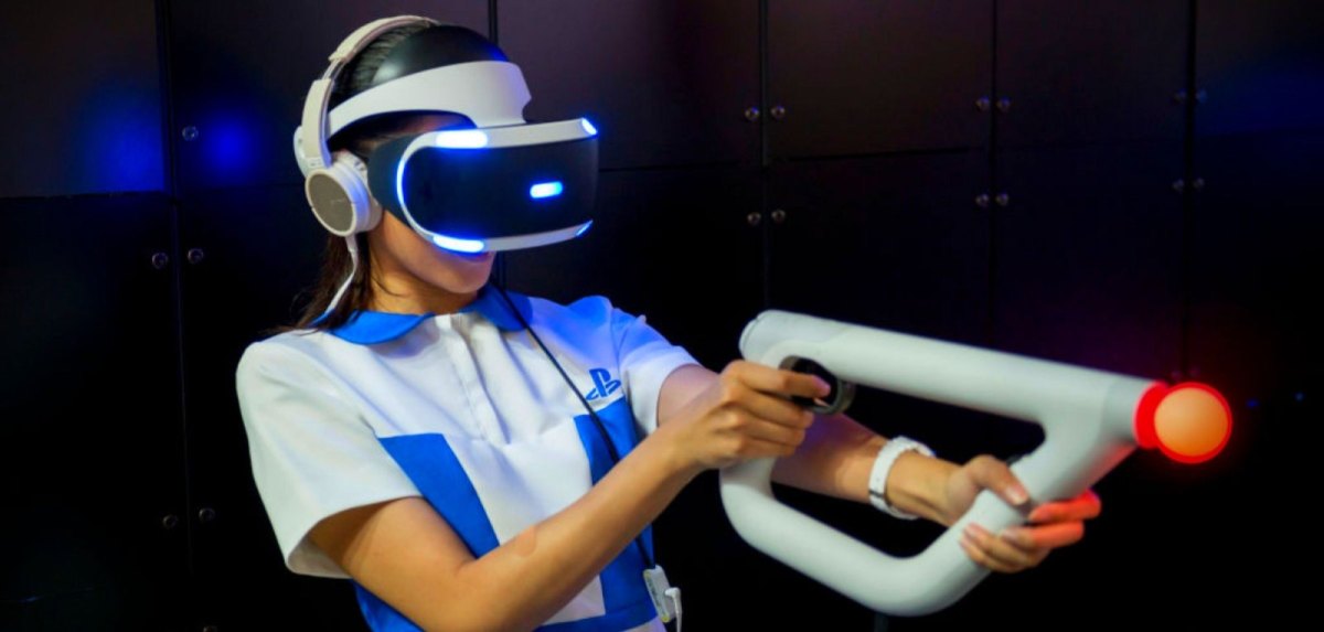 Frau mit PlayStation VR