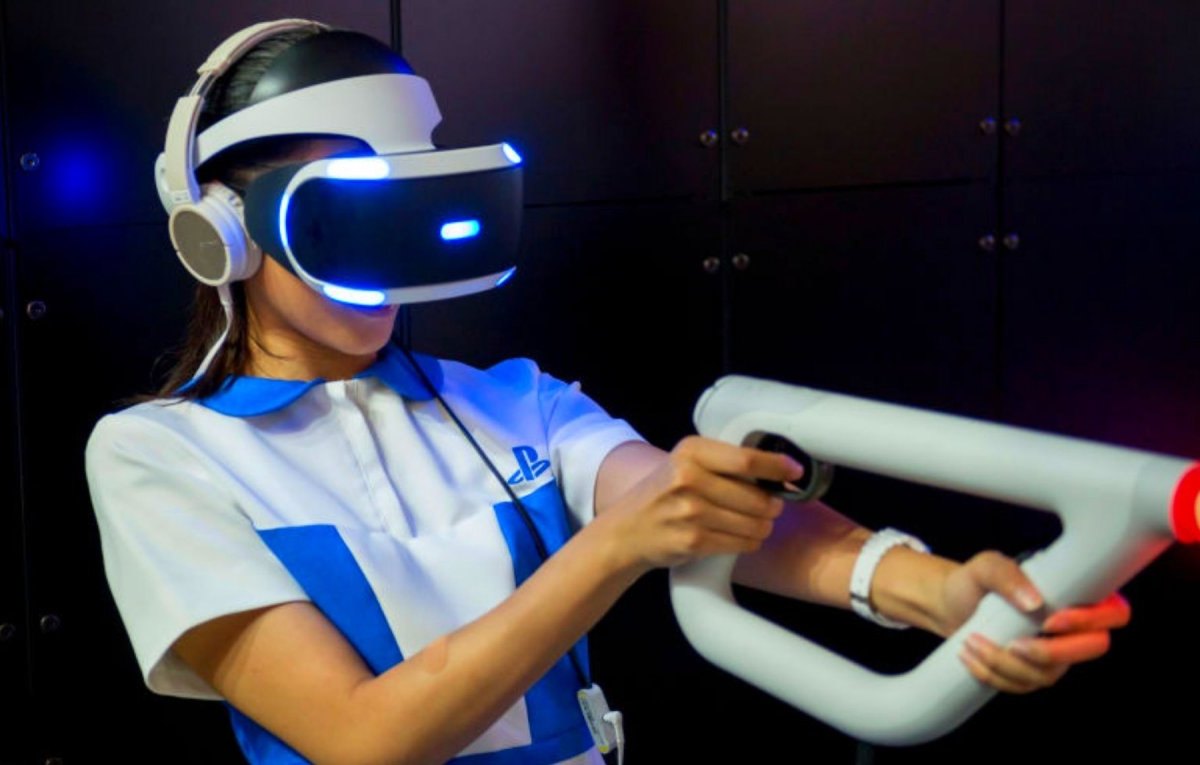 Frau mit PlayStation VR