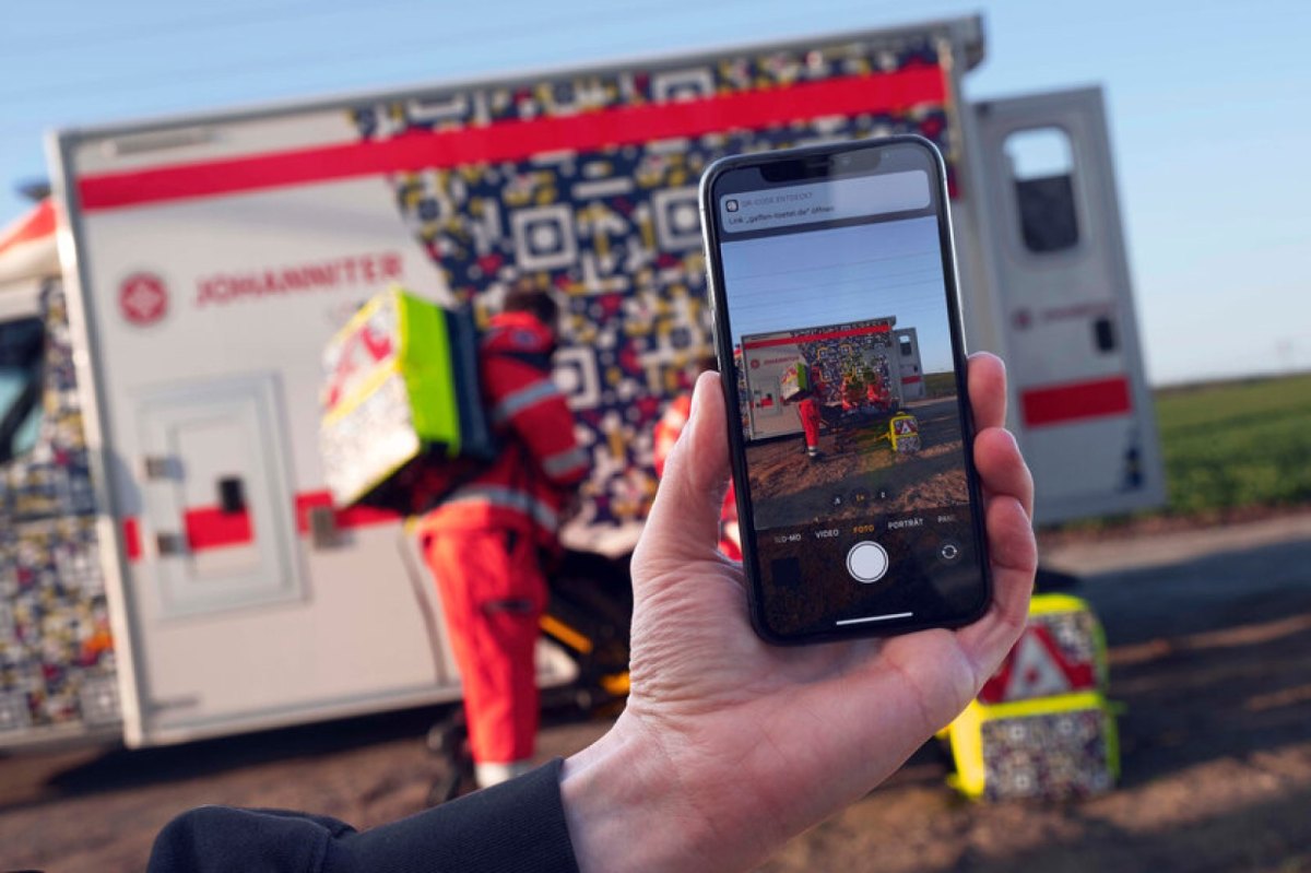 QR-Code auf einem Rettungswagen der Johanniter