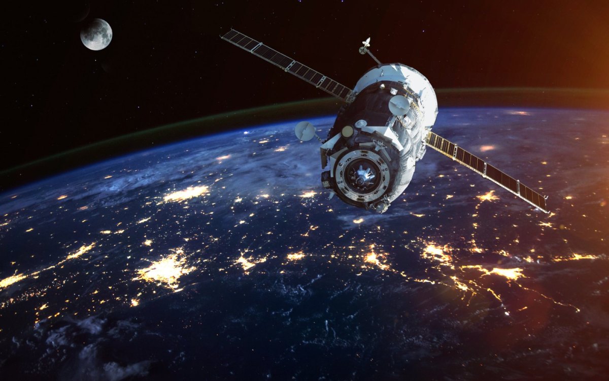 Satellit im All über der Erde