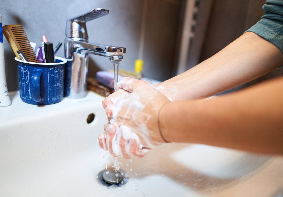 Mensch wäscht sich die Hände
