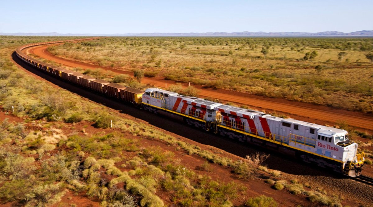 Ein autonomer Zug von Rio Tino fährt durchs Outback.