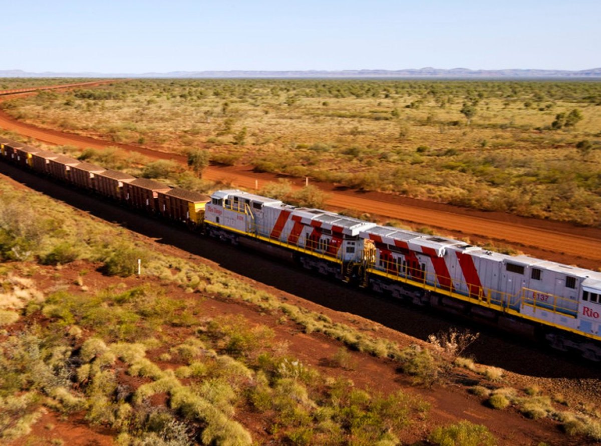 Ein autonomer Zug von Rio Tino fährt durchs Outback.