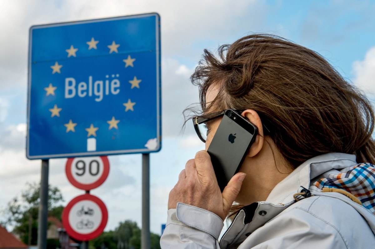 Eine telefonierende Frau vor der belgischen Grenze