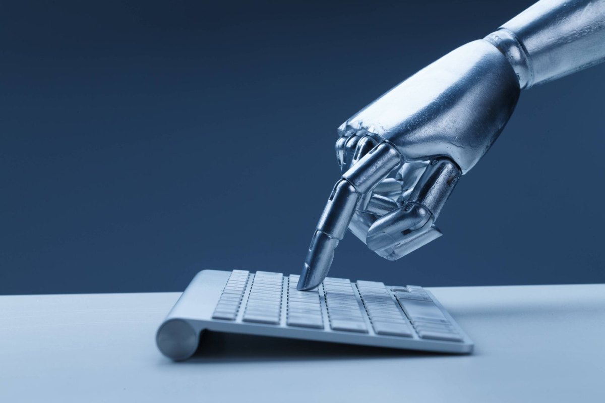 Roboterhand bedient Tastatur