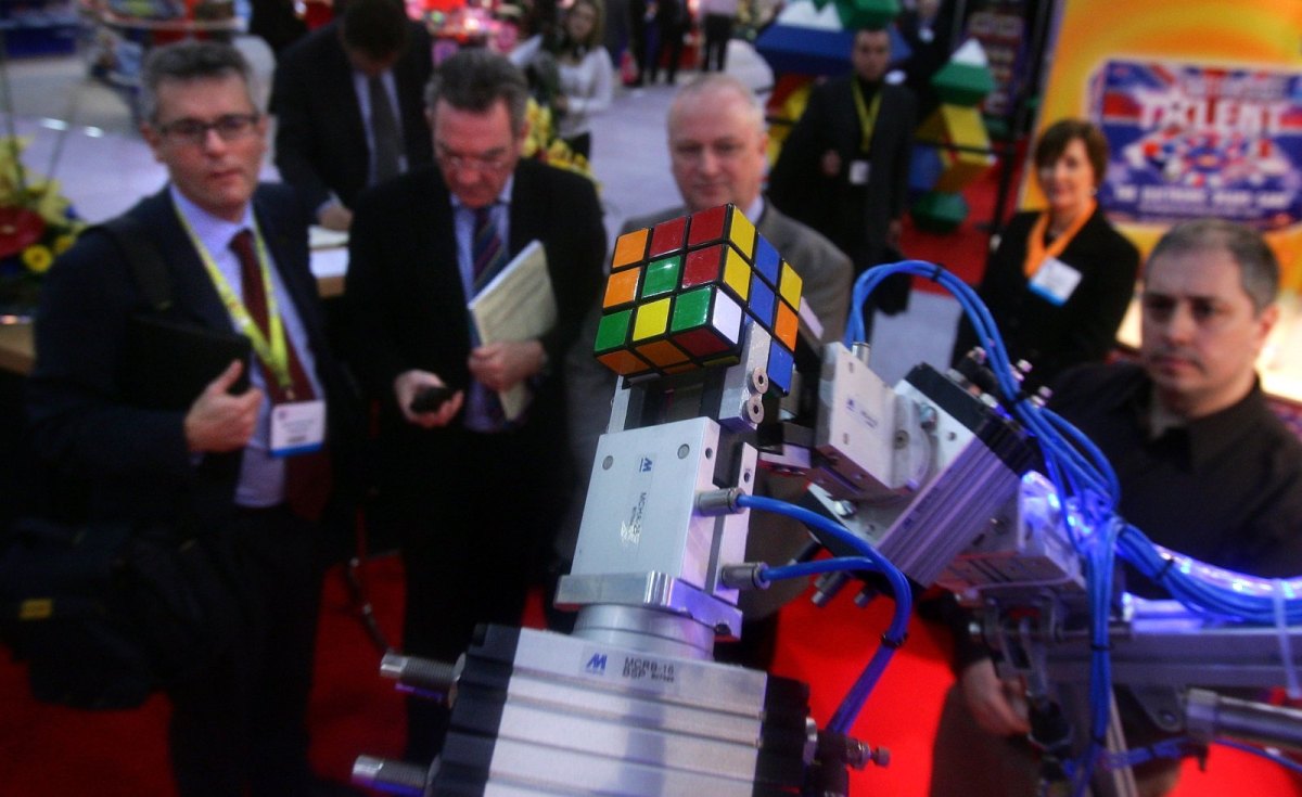Roboter hält Rubikwürfel zwischen seinen Armen