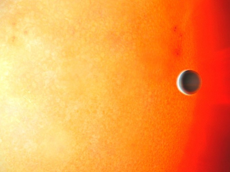 Planet vor einem Roten Riesen