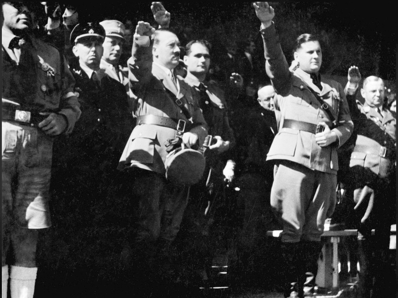 An der Identität von Hitlers Stellvertreter Rudolf Heß (rechts neben Hiltler) wurde 70 Jahre gezweifelt.