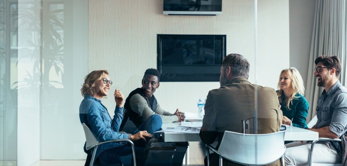 Menschen sitzen in einem Meeting.