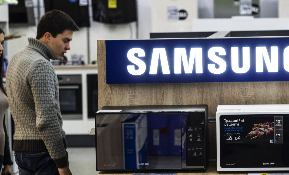 Mann und Frau stehen vor Samsung-Angeboten