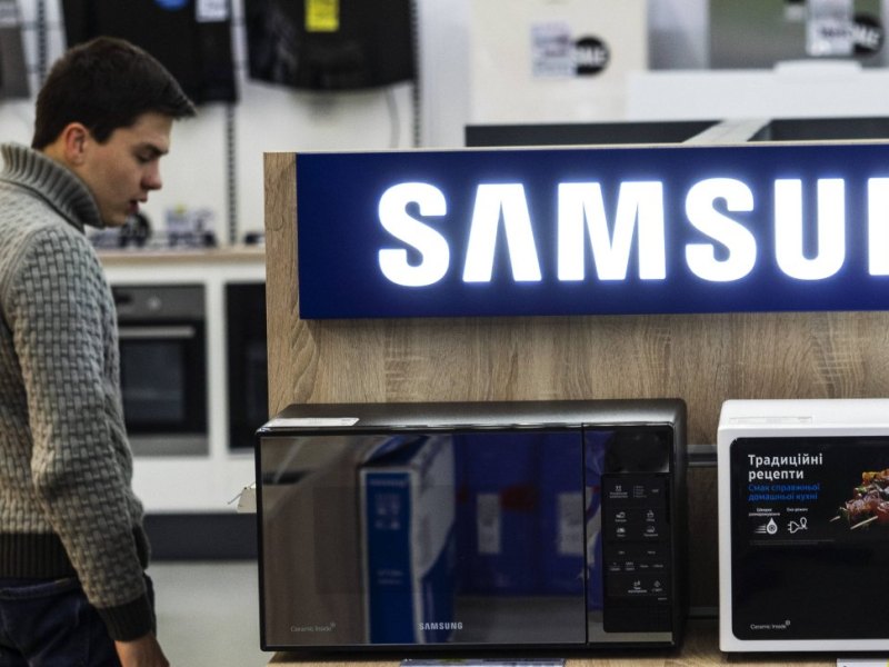 Mann und Frau stehen vor Samsung-Angeboten
