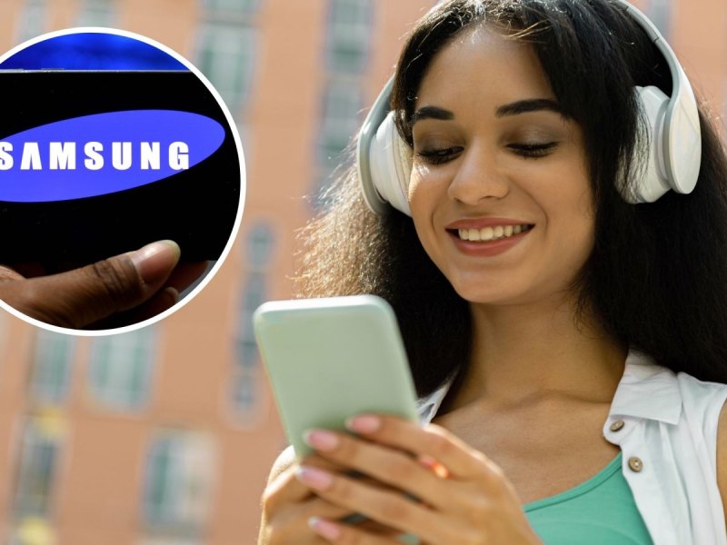 Frau mit Bluetooth-Kopfhörer und Handy in der Hand. Und ein Samsung-Logo.