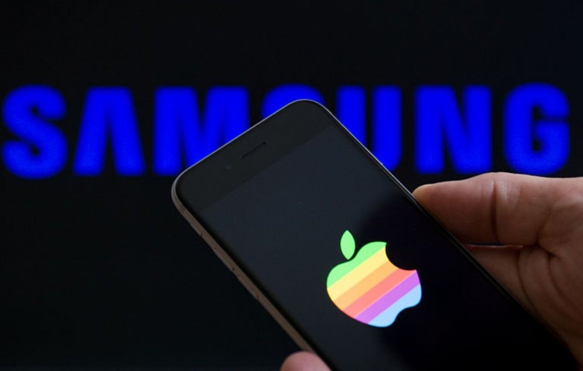 iPhone vor einem Samsung-Logo