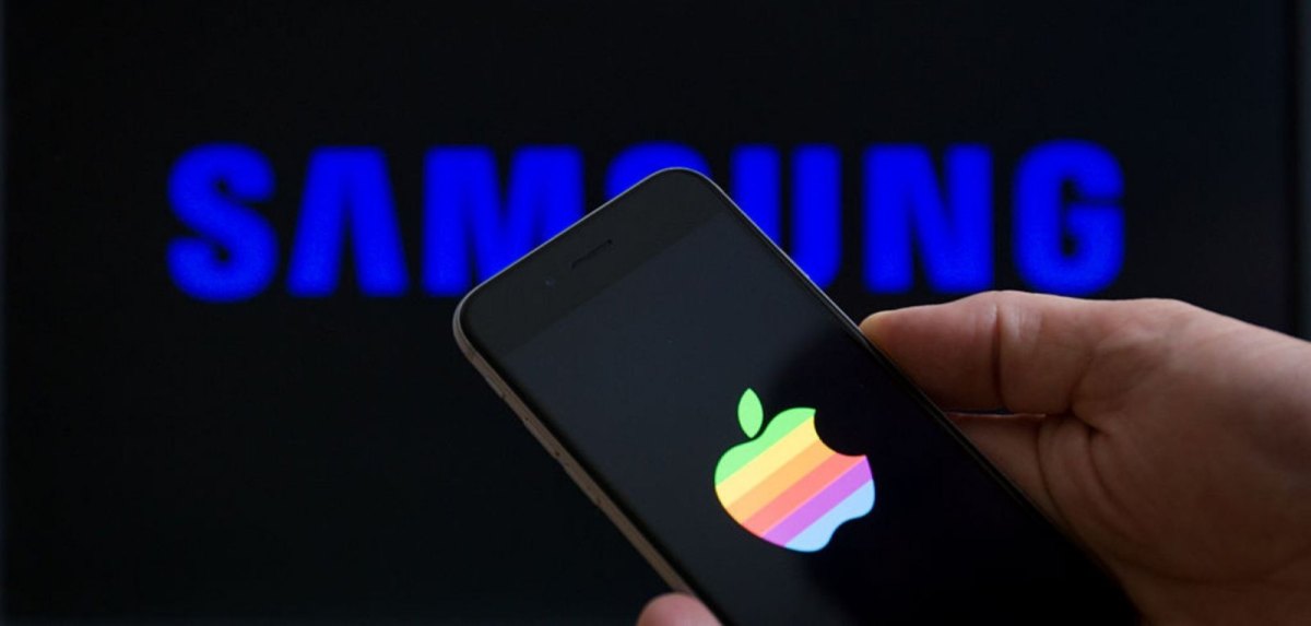 iPhone vor einem Samsung-Logo