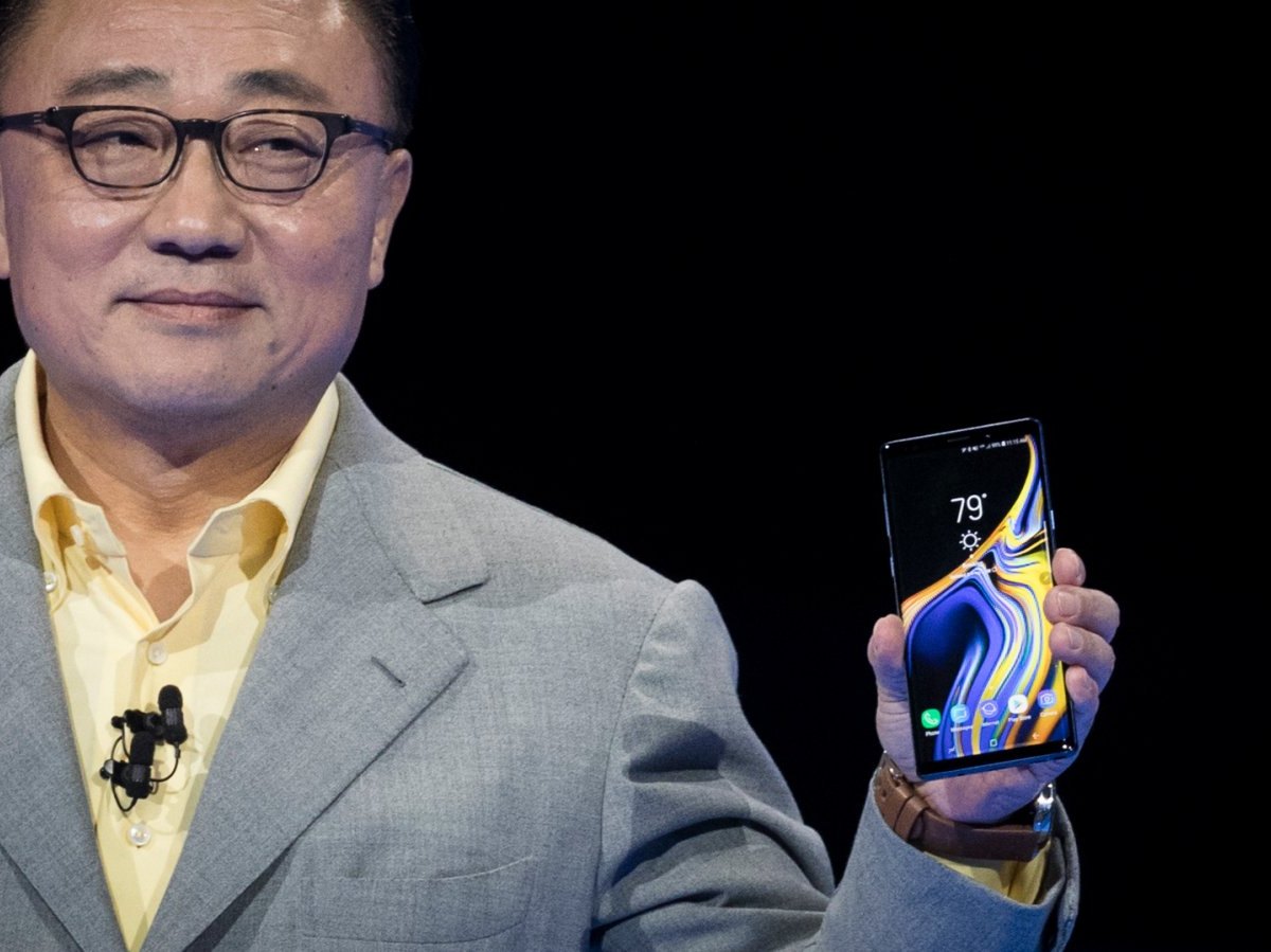 Samsung-CEO DJ Koh hält Smartphone hoch