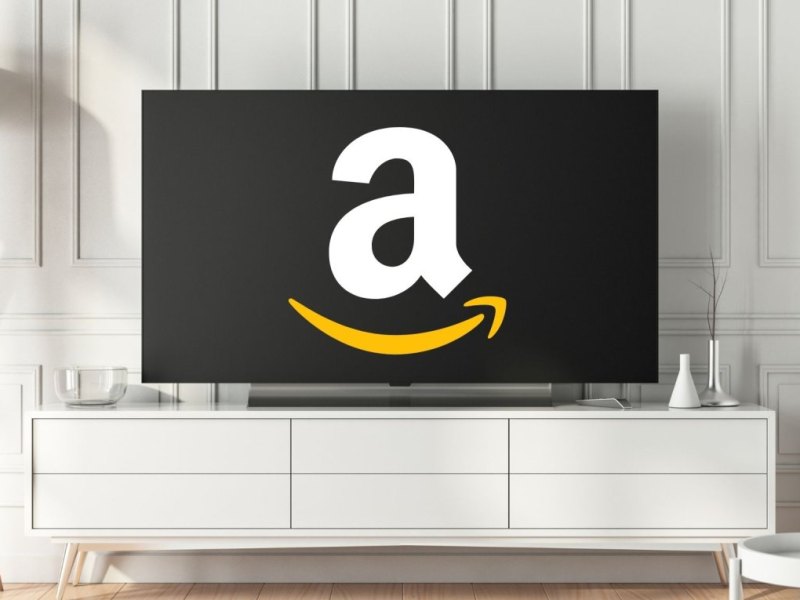 Fernseher mit Amazon-Logo.