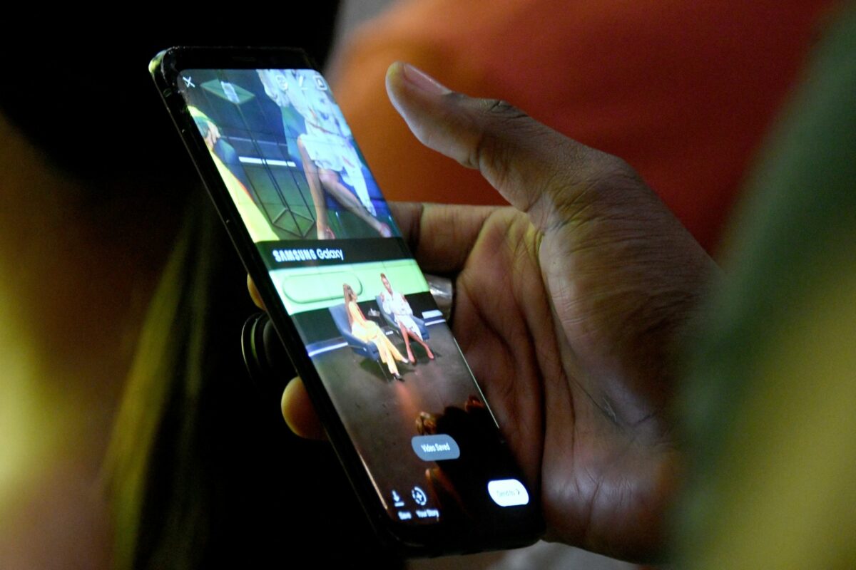Person hält Samsung Galaxy Note 9 in der Hand