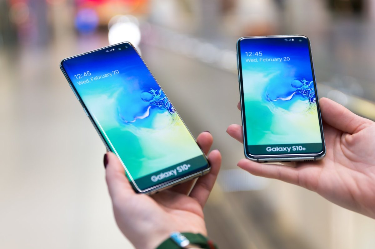 Zwei Samsung Galaxy S10-Handys.