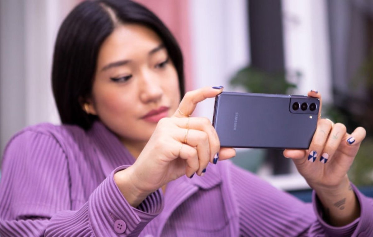 Frau mit Samsung Galaxy S21