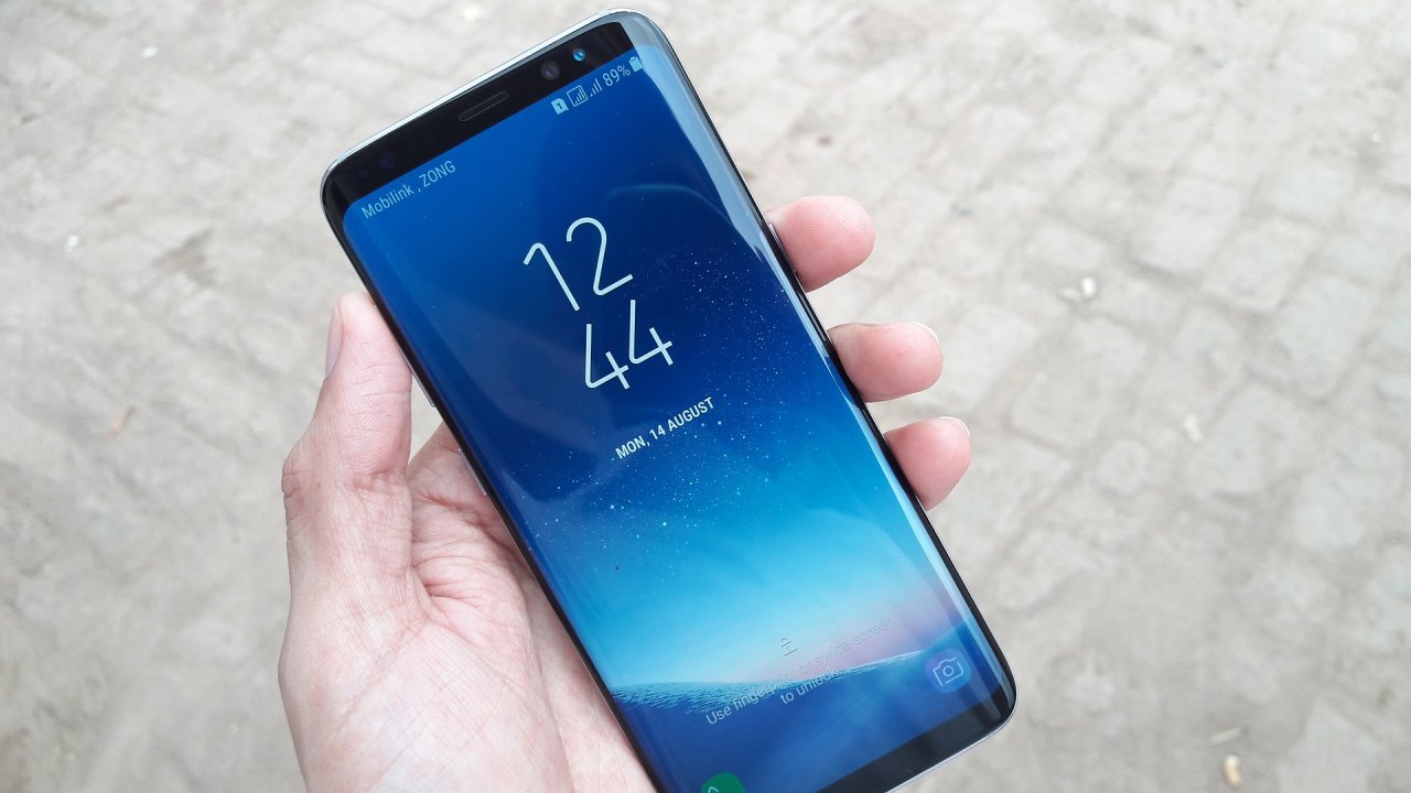 Auch wenn es nicht mehr das aktuellste Gerät aus dem Hause Samsung ist, das Design überzeugt immer noch. Auch wenn es nicht mehr das aktuellste Gerät aus dem Hause Samsung ist, das Design überzeugt immer noch.