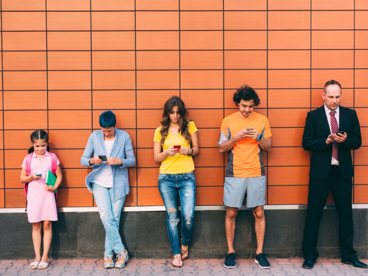 Menschen gucken auf ihr Handy