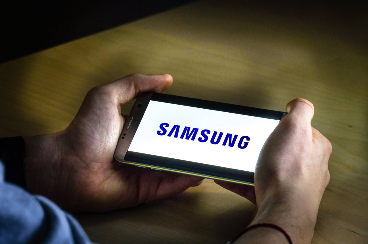 Samsung Handy in Händen gehalten.